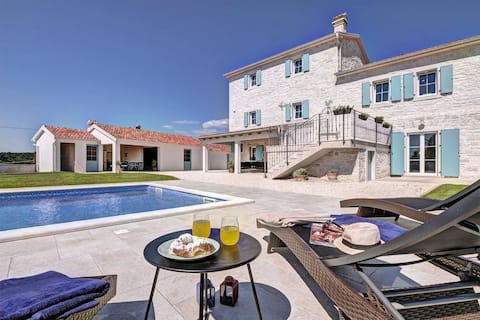 Quietly situated villa with pool for 9 persons