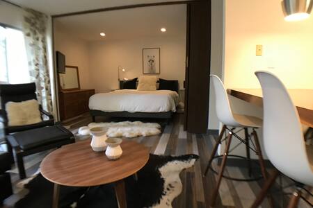 Escape to beautiful Mammoth Lakes. Sleeps 4, A6.