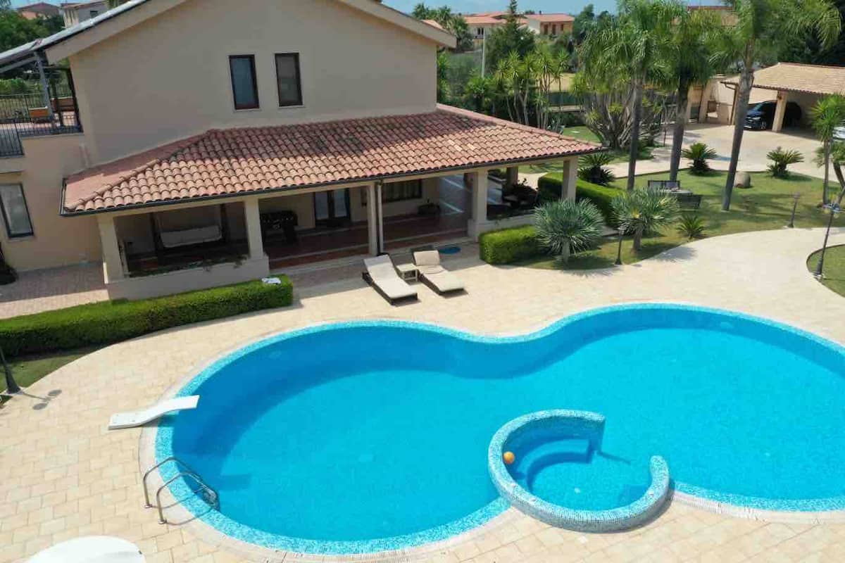 La piscina privata e la villa viste dall'alto