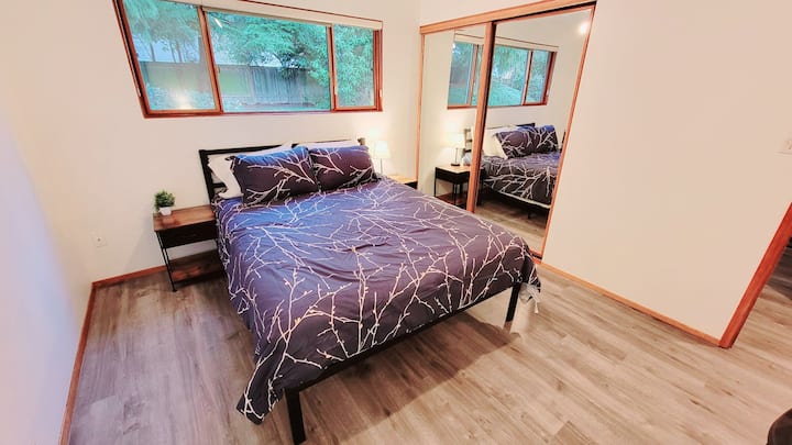 غرفة نوم رئيسية مع مرتبة مريحة بحجم كبير