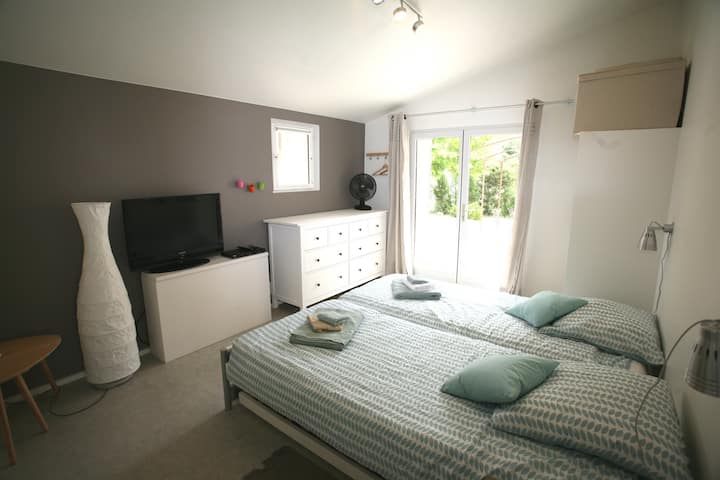 ห้องนอน 3 พร้อมเตียงขนาด 90 ซม. 2 หลัง