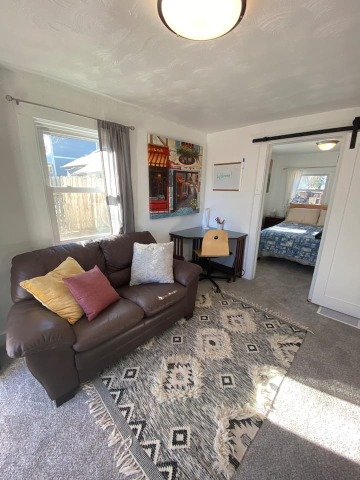 Cute 2 Bedroom Cottage Near Light Rail And Parks. - Denver, CO
