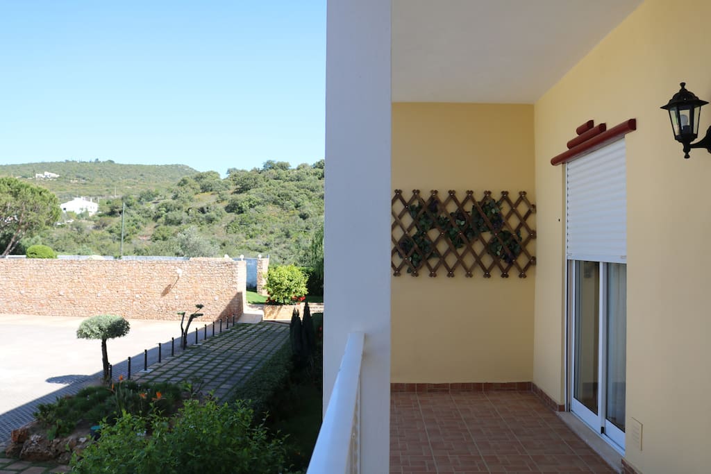 Varanda grande com vista piscina