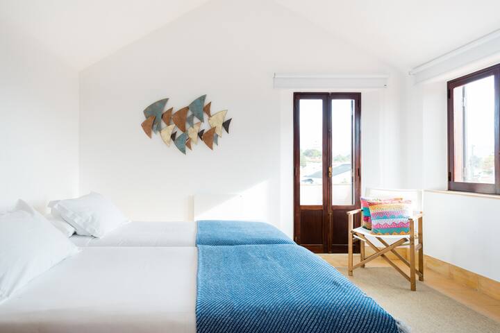 Cozy Mediterranean Beach House in Praia das Maçãs gallery image 4