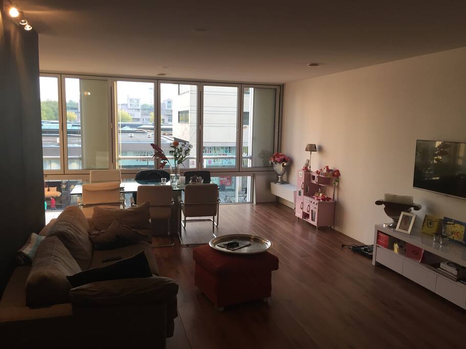 Livingroom: dinner-table, couch and television
