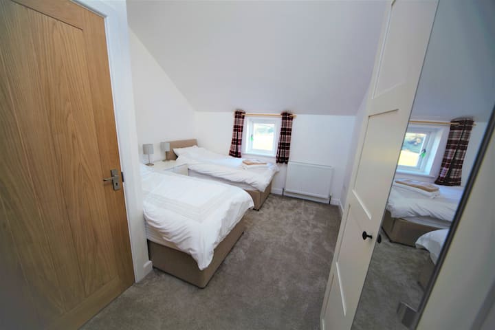 Chumba cha kulala 2, kinaweza kuwekwa kama vitanda viwili vya mtu mmoja au super king double.