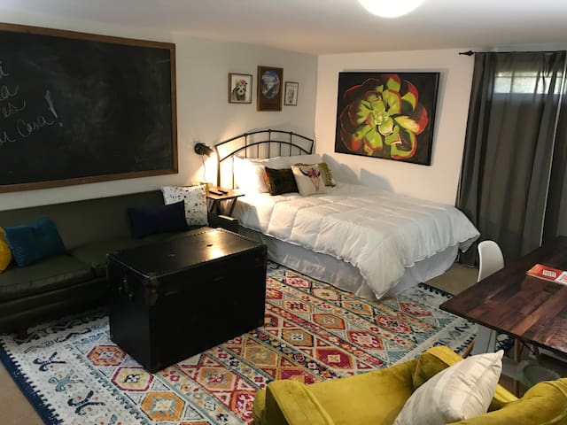 Private Entry! Vintage Studio Vibe Basement