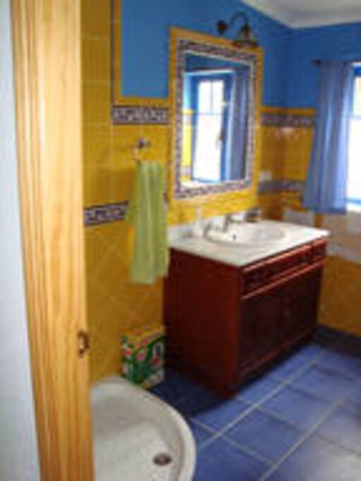 Baño en piso bajo con ducha.