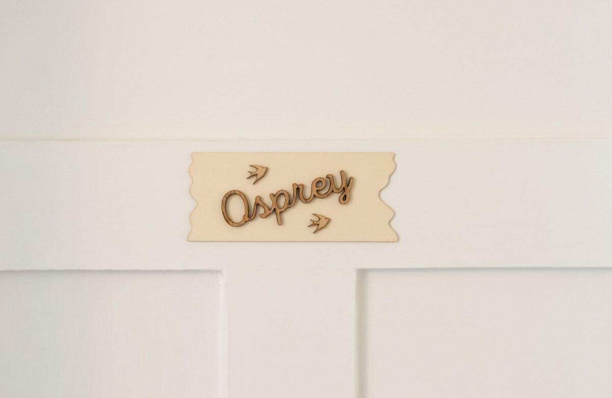 Osprey - суперголем кревет (широк 6'- конфигуриран на барање на два единечни кревета од 3 инчи); сопствена бања; простор за седење со две коктел столици и маса; опремени шкафови; масичка за облекување.