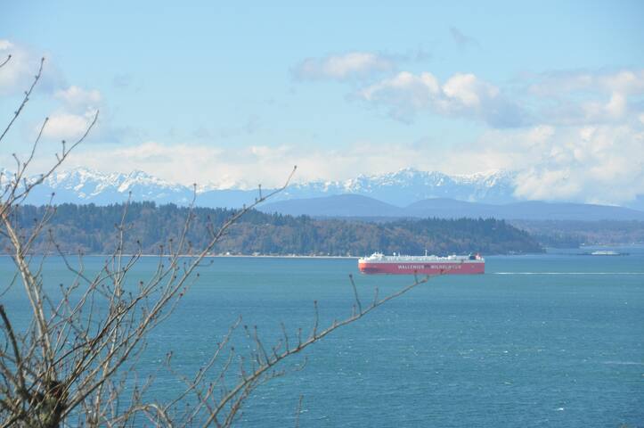 Cozy Room with Ocean View near Seattle Airport