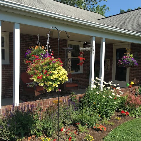 Knotty Pine Guesthouse near lovely Amish country!