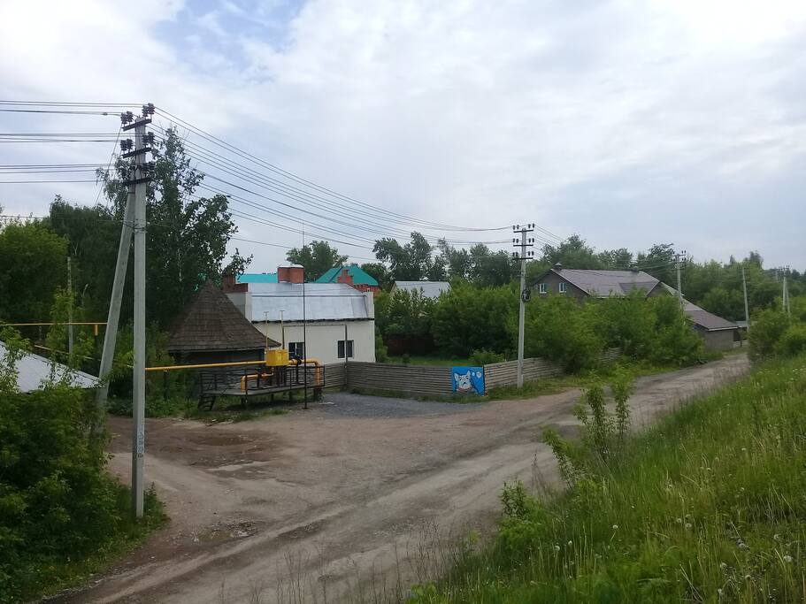 Вид с улицы. Дом на въезде в город.