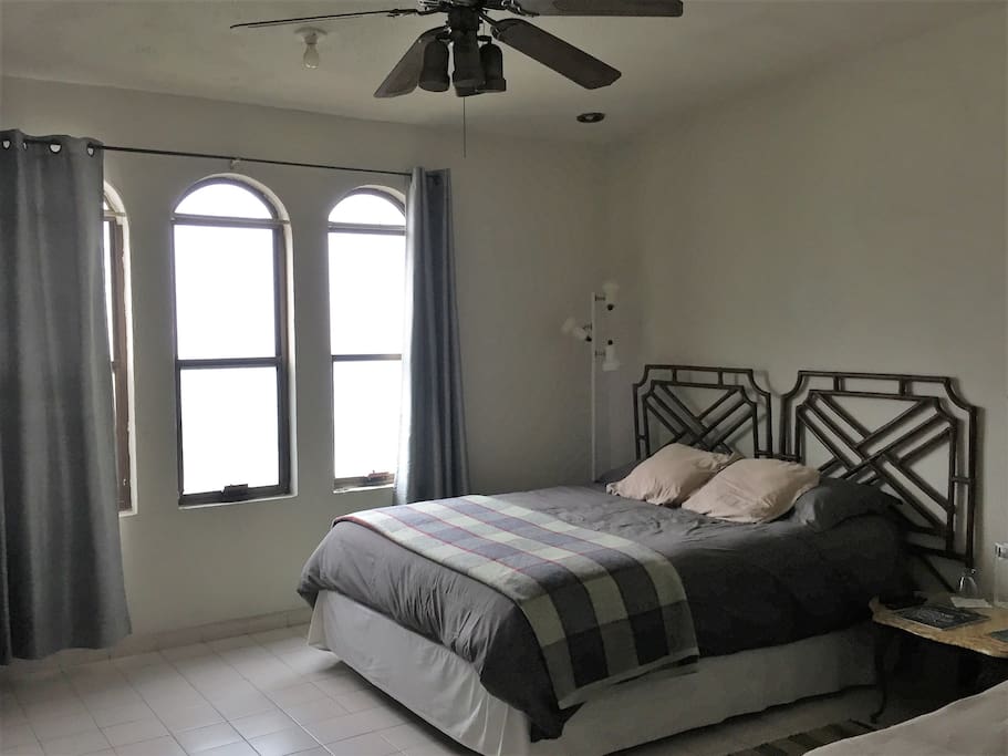 Iluminada y amplia habitación