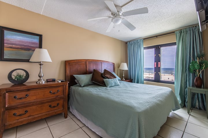 Главна спална соба со поглед кон плажа