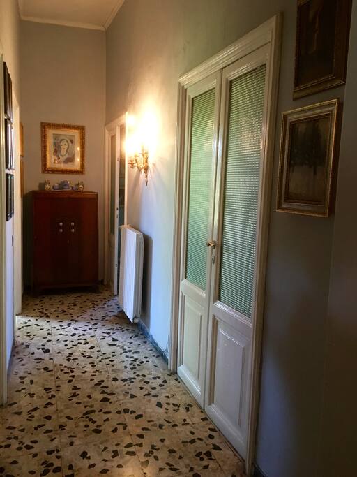 Ampio corridoio di accesso alla stanza