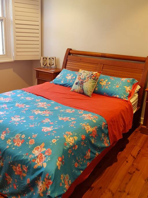 Enjoy a great sleep in this beautiful vintage sleigh bed ...