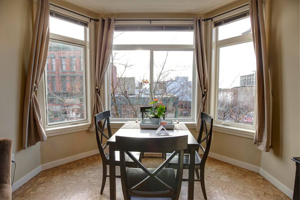 Pleasant outlook, also with a street view of shops and restaurants