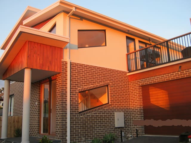 Barefoot Beach House- 40 Sec walk to Beach