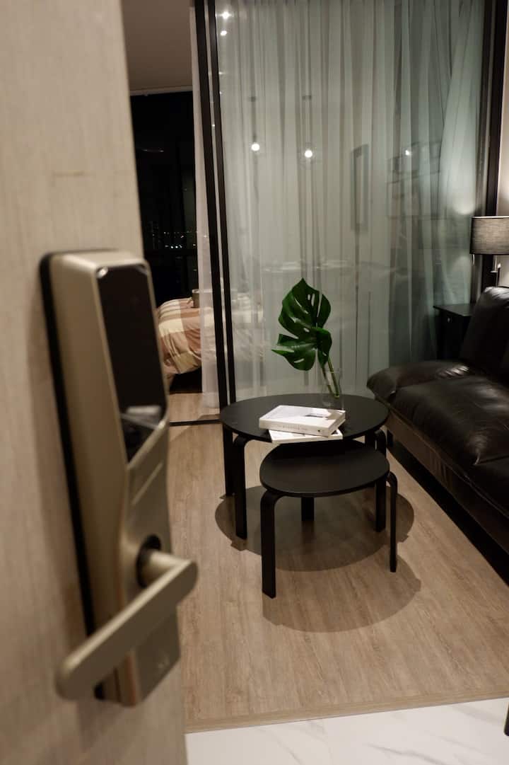 когато отворите вратата, това е 35 кв. м в спалнята.
Отворете вратата и ви покажете една спалня с площ 35 кв. м.