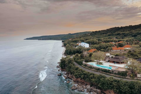 Ocean front Villa Victoria 5 bedroom, 2 pools