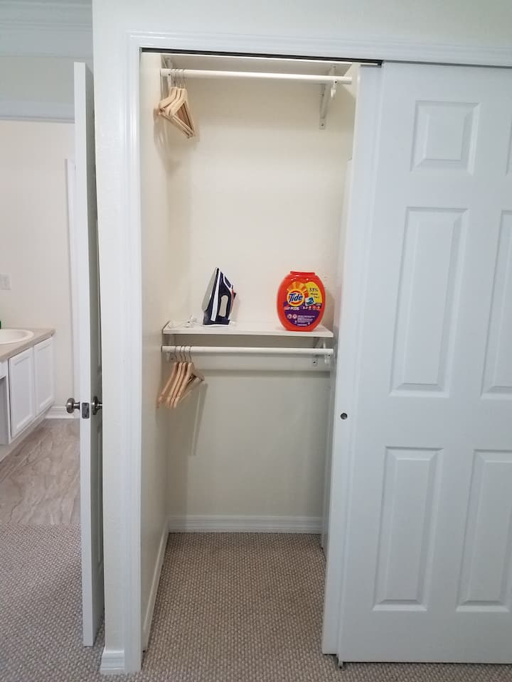 Glavni ormar u spavaćoj sobi - glačalo/daska za glačanje i vješalice.