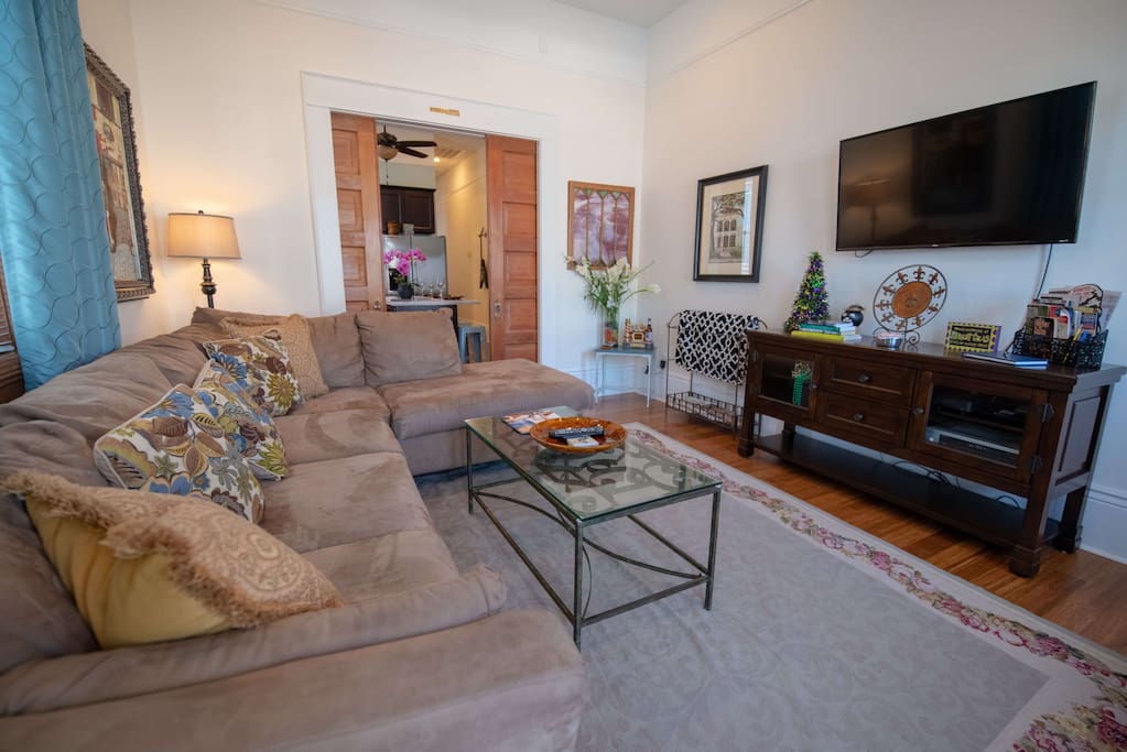 Living room with Smart TV and Cable