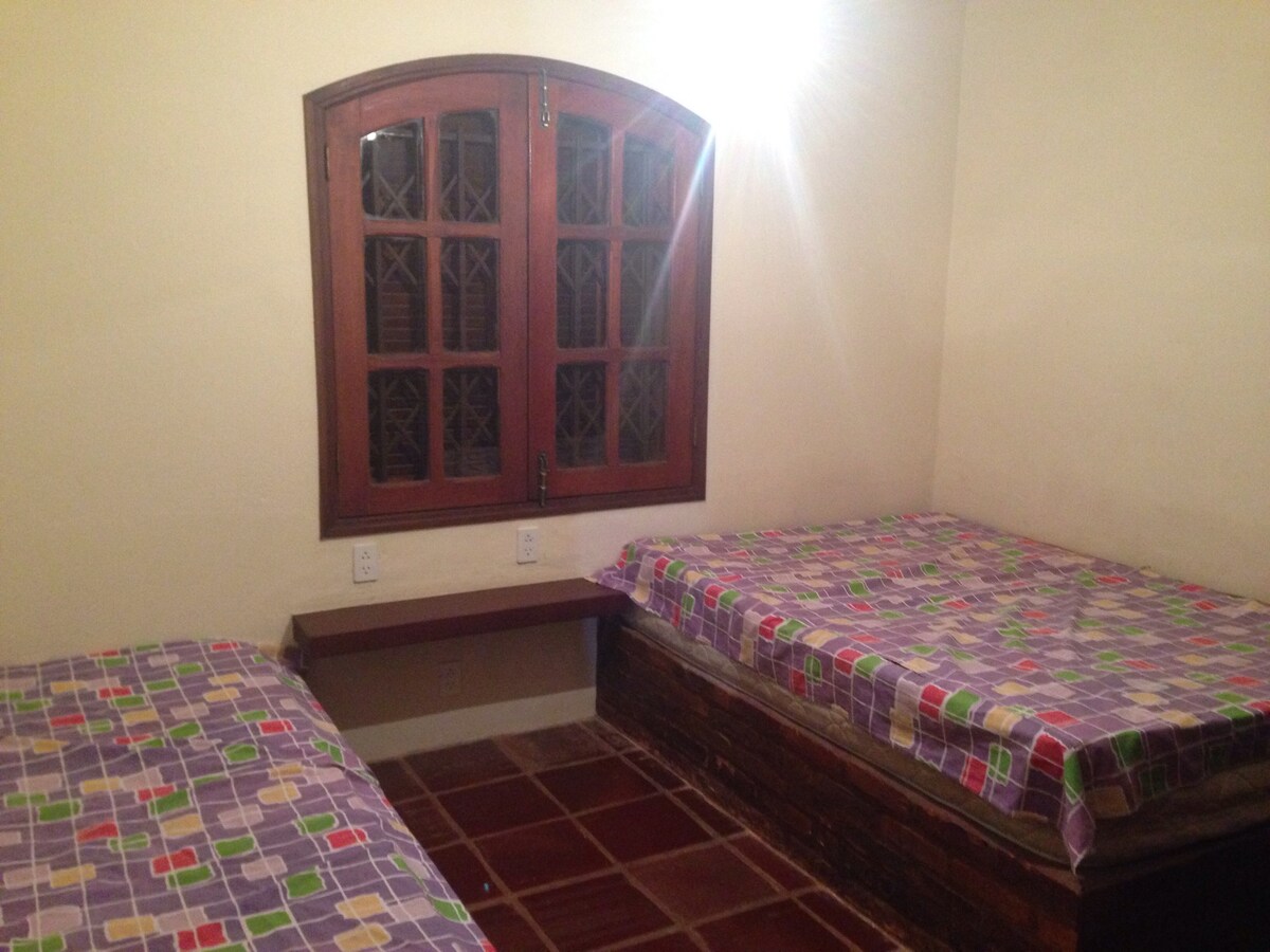 Habitación con 2 camas dobles e individuales.