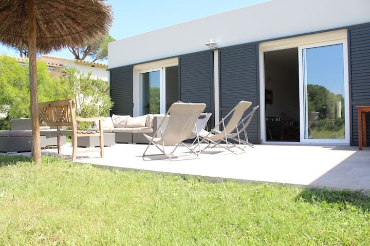 Spacieuse maison neuve 10/14 pers, 4mn des plages