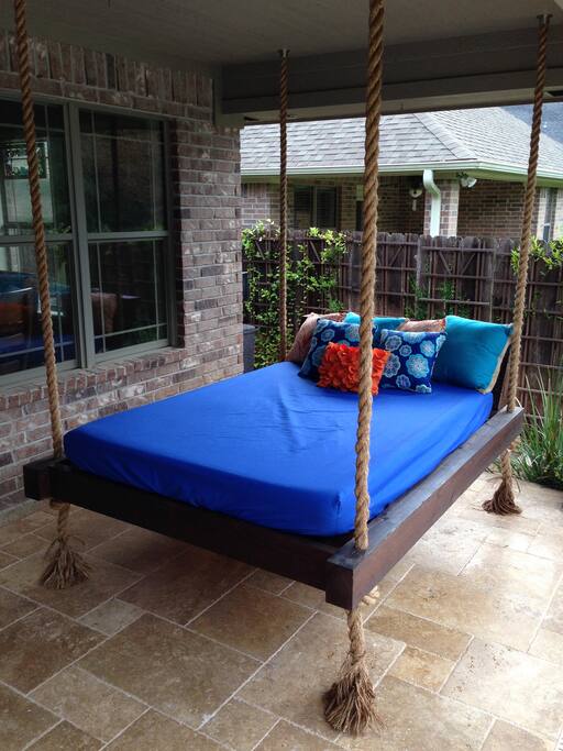 Full size swing bed