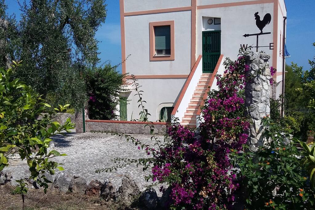 Rampa di scale di ingresso - flight of stairs leading to apartment front door
