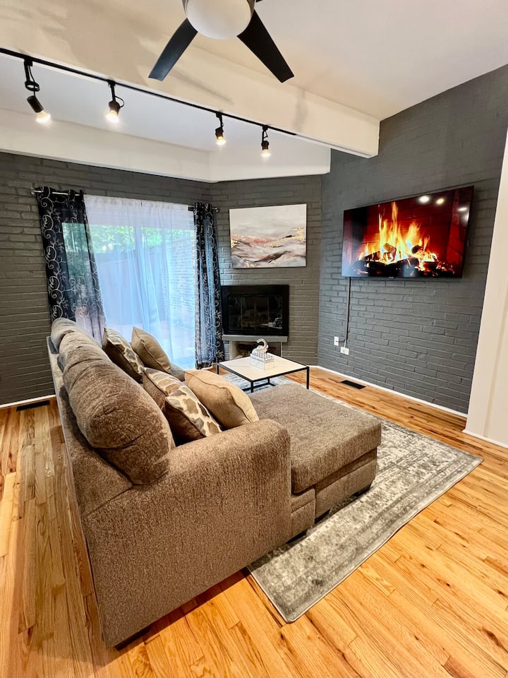 Location! 5 Beds House With Parking And Patio! - Chicago