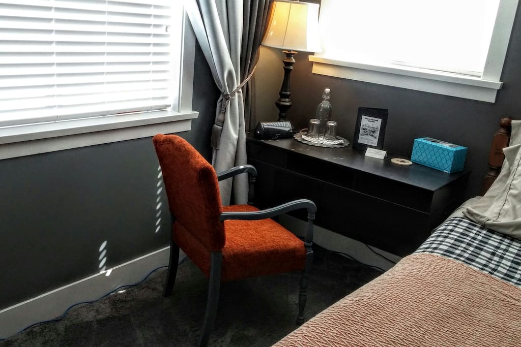 A desk easy for you either business or pleasure.
