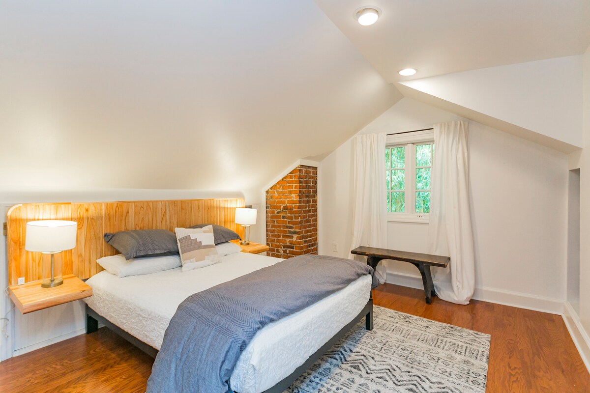 3号卧室位于楼上大厅尽头，可欣赏标准双人床和树木景观！