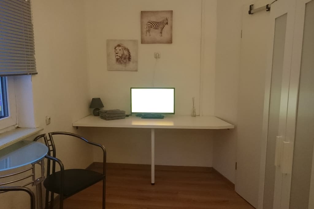 24 Zoll Flachbild-Fernseher mit Sat-TV und ein Tisch zum arbeiten.