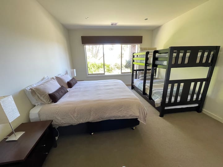 Chumba cha kulala 4 - kilichotengenezwa kama Kitanda cha ukubwa wa King (vitanda 2 vya mfalme mmoja vilivyowekwa pamoja) na kitanda cha ghorofa moja cha King