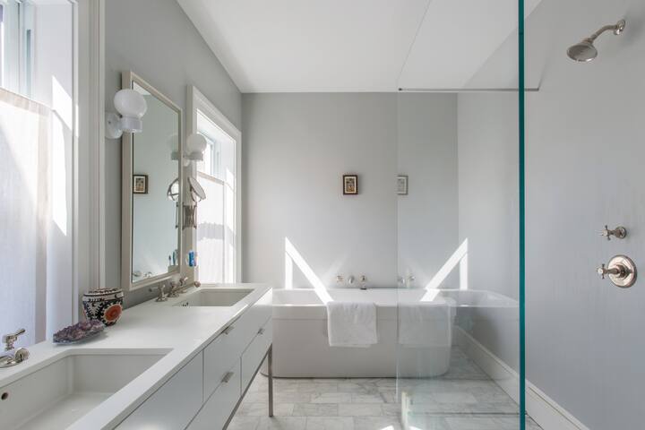 Fully renovated historic district townhouse gallery image 5