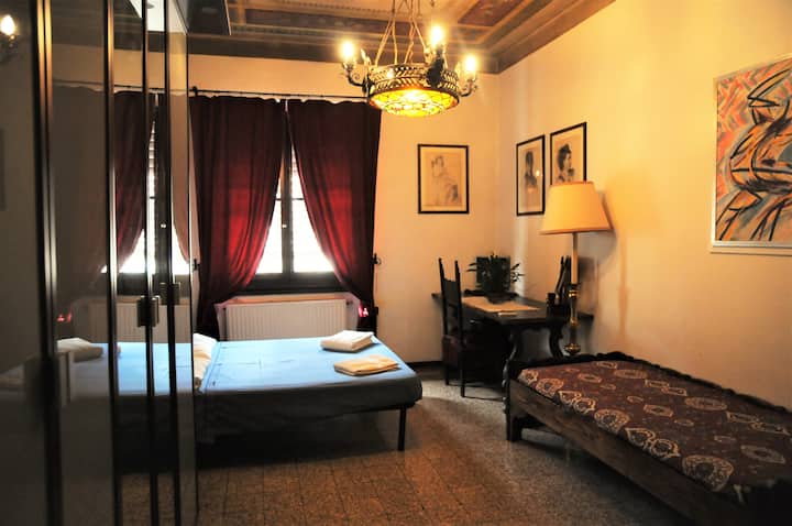 Spálňa s manželskou posteľou a jednolôžkom