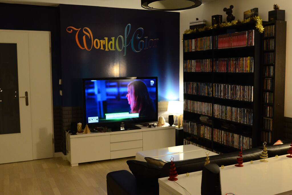 Salon avec canapé convertible pour 2 personnes. Très grand téléviseur 3D, balcon avec vue sur les Parcs Disney
