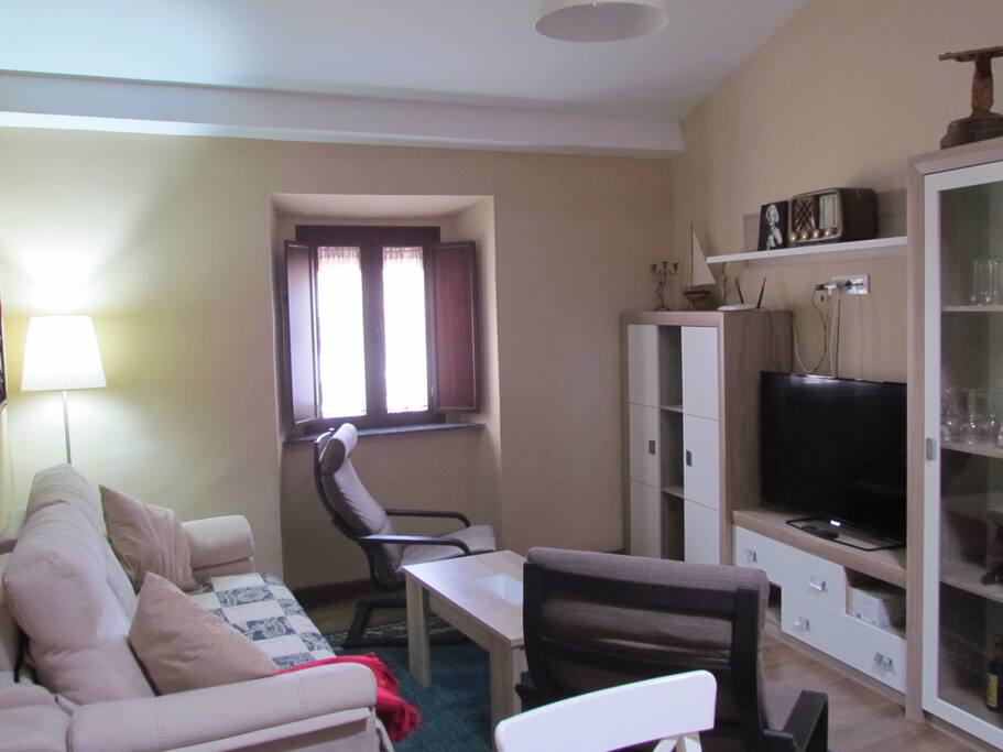 salon- comedor con sofá-cama de 1,35 y tv de 42 "