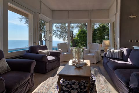 Top performing Airbnb: Sea view villa, jacuzzi, elevator in Lavagna