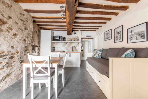 Maisonnette Cassandre  With charm and character and character.