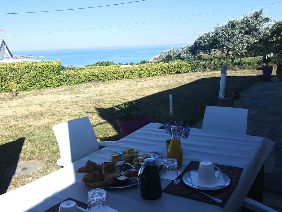 ptit déjeuner sur la terrasse avec la mer et les iles en toile de fond