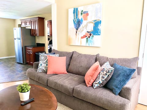 Comfy Easeful Two Bed Apartment. 30 min to Boston!