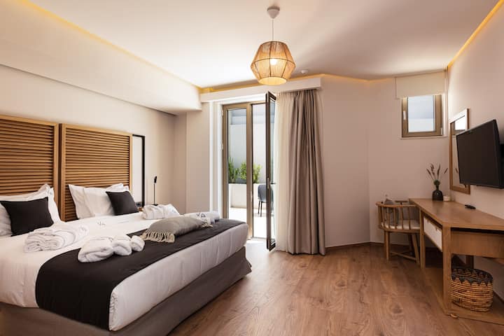 בכל חדרי השינה יש מיזוג אוויר, טלוויזיה 43אינץ ', ארון, שולחן הלבשה, מעמד למזוודות וכספת.