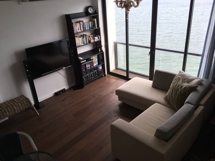TV, Hi Fi and books廳中看海看書看電視