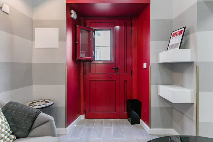 Snuggle Up In The Metallic Bed At A Snug, Chic Studio - Lisbona