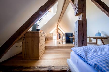 Romantische kleine Dachloftwohnung mit Whirlwanne