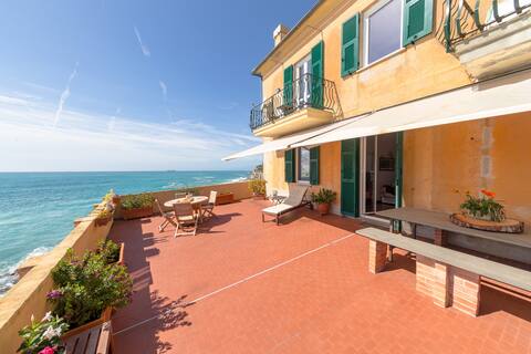 Il Castello: Sunny Apartment in front of the Sea