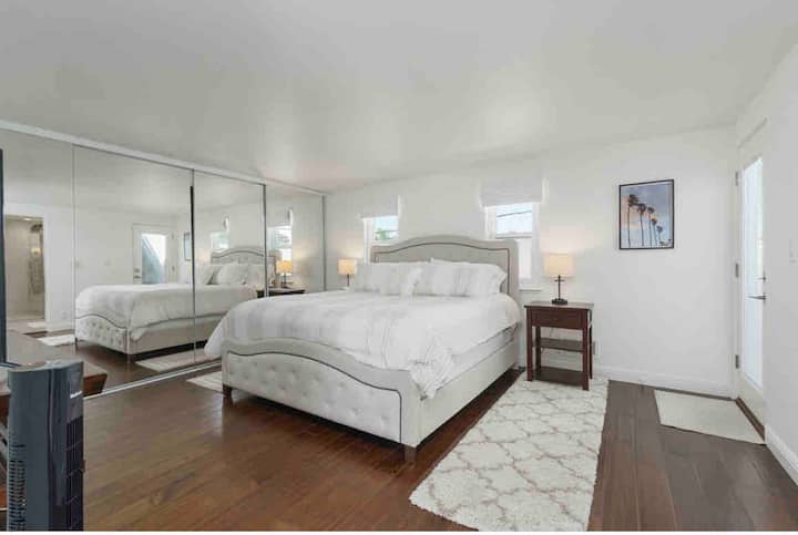 Dormitorio principal en el tercer piso con una cama tamaño king y un baño privado. TV inteligente y acceso por la puerta a la terraza de la azotea.