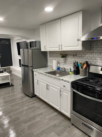 HIDDEN GEM! CLOSE TO LGA AIRPORT gallery image 3